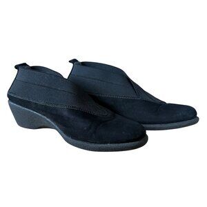 The FLEXX women's black stretch run moccasin slip ons size 6